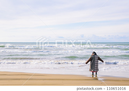 A woman playing on the beach in Chirihama, Hokuriku region 110651016