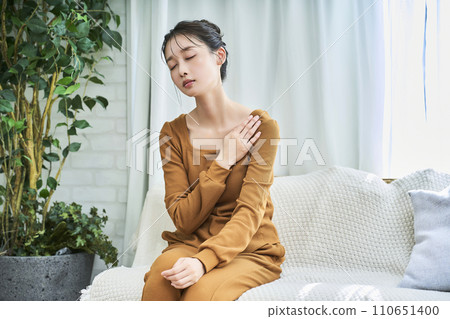 A young woman suffering from stiff shoulders 110651400