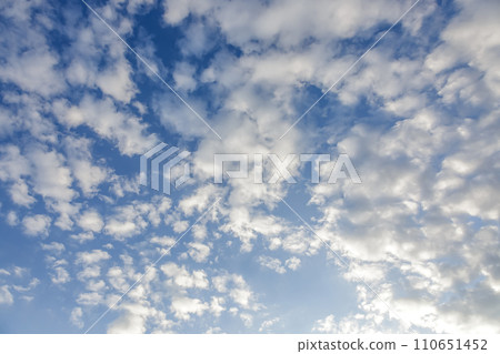 藍天上漂浮的雲朵形狀【背景素材】 110651452
