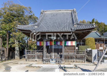 藍天映襯下的善王寺觀音堂建築【茨城縣土浦市】 110651453