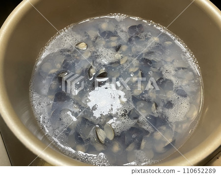 將淡水蛤放入鍋中煮沸 110652289
