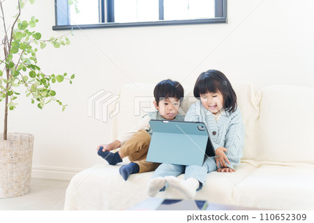 孩子在平板電腦上觀看視頻 孩子在平板電腦上觀看視頻 110652309