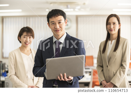 穿著西裝的 IT 工程師男女 110654713