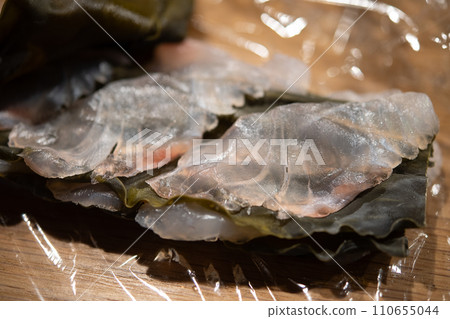 Red sea bream seasoned with kelp 110655044