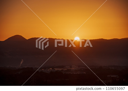 The morning sun rising over the mountains 110655097