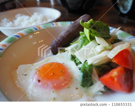 Delicious fried eggs and vegetables Delicious fried eggs and vegetables 110655331