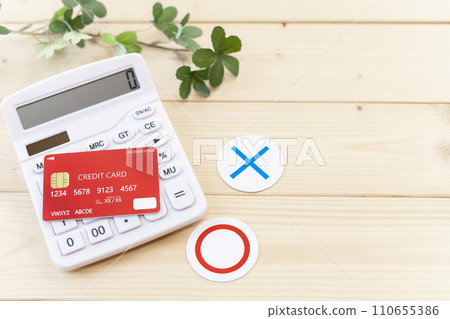 信用卡和計算器 信用卡和計算器 110655386