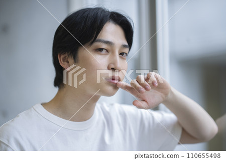 年輕男子看著相機男士美容圖像肖像 110655498