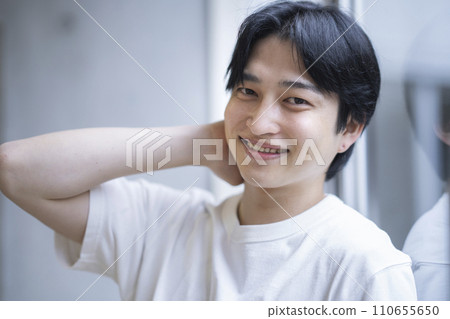 年輕男子微笑著看著相機男士美容肖像肖像 年輕男子微笑著看著相機男士美容肖像肖像 110655650