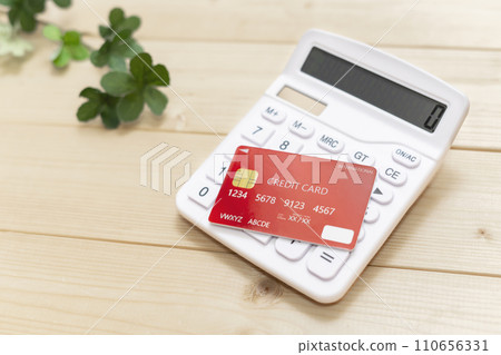 信用卡和計算器 110656331