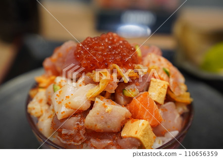 美味的海鮮蓋飯 110656359