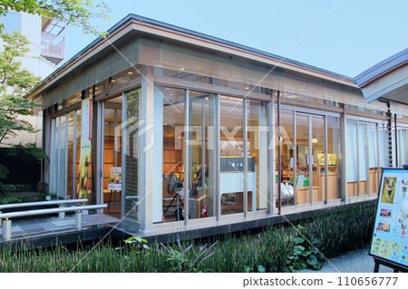 Kyoto townscape Gion/Higashiyama area Shimizuzaka Fumonan Shimizu main store front and right side distant view 110656777