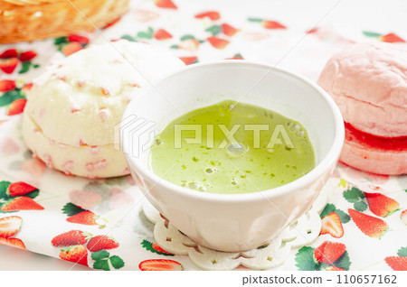 抹茶拿鐵和草莓麵包 110657162