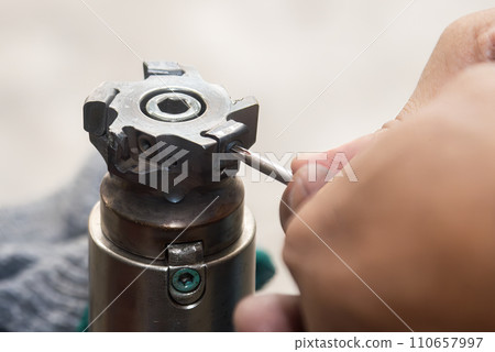 The chip insert replacement process by machine operator. 110657997