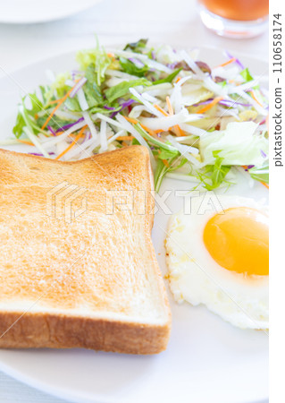 Morning of delicious toast, fried egg and salad Morning of delicious toast, fried egg and salad 110658174