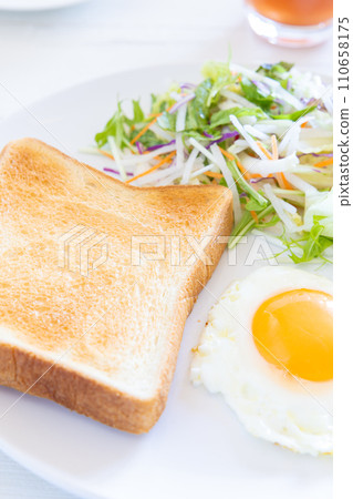 Morning of delicious toast, fried egg and salad Morning of delicious toast, fried egg and salad 110658175