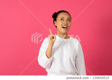 Excited Young Asian Woman Raising Finger Up, Having Good Idea 110658525