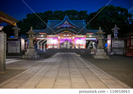 Stone pavement and lanterns at Shinozaki Shrine at night 110658663