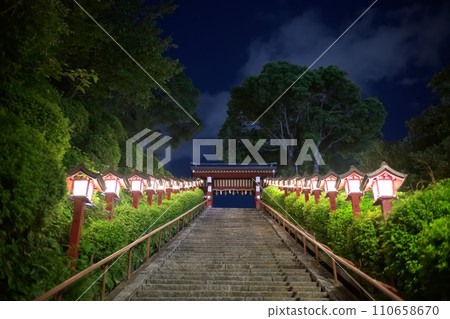Stone steps and lanterns at Shinozaki Shrine at night 110658670