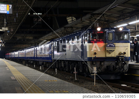 Sleeper Limited Express Akebono (Tohoku Line: EF64 type 1000 towed) 110659305
