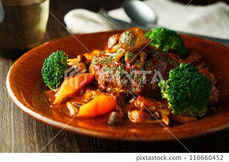 Demi-glace stewed hamburger with mushrooms 110660452