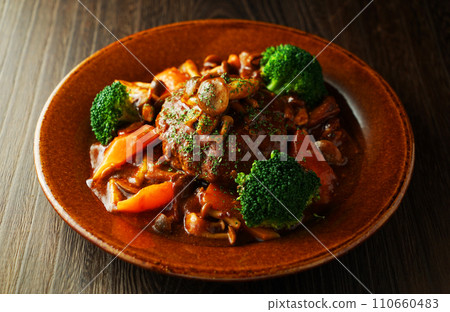 Demi-glace stewed hamburger with mushrooms 110660483