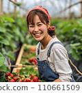 一名在草莓農場工作的婦女 110661509