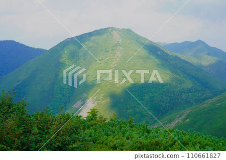 從石駱嶽山脊線看統一石駱岳 從石駱嶽山脊線看統一石駱岳 110661827