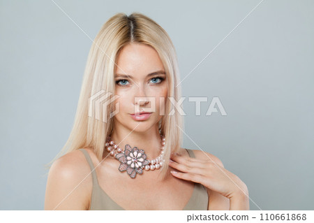 Lovely fashion model woman with clear fresh perfect skin and long blonde hair  110661868
