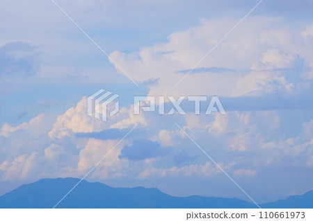 從石∆統一山山頂看到的積雲 從石∆統一山山頂看到的積雲 110661973