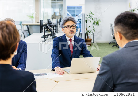 Business people having an executive meeting in the office 110662951