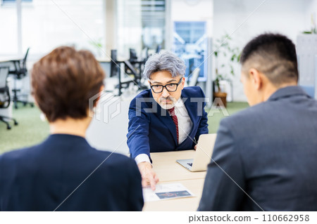 商務人士在辦公室召開行政會議 110662958
