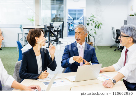 Business people having a meeting in the office 110662980