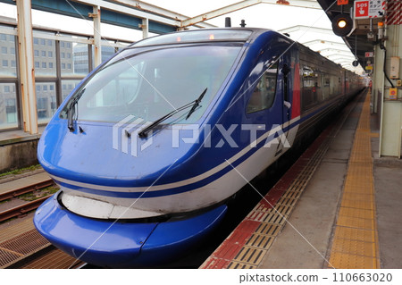 Limited express Super Hakuto HOT7000 series diesel car at Tottori Station 110663020