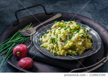 Rustic mashed potato with spring onion 110663500