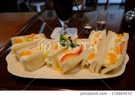 Fruit sandwiches from a fruit shop 110664035