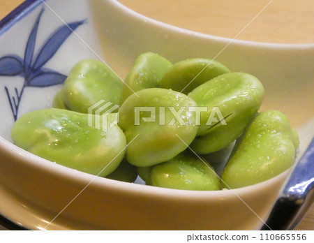 Full of umami! Picture of broad beans boiled in salt, the taste of spring and early summer 110665556