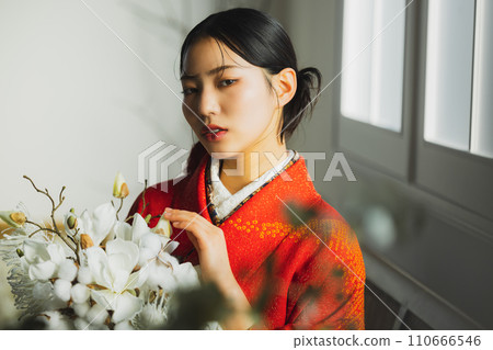 A woman wearing a vermilion furisode and hakama 110666546