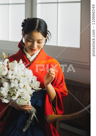 身穿朱紅色長袖和袴的女子 身穿朱紅色長袖和袴的女子 110666549