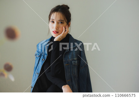 穿著牛仔夾克的女人 110666575