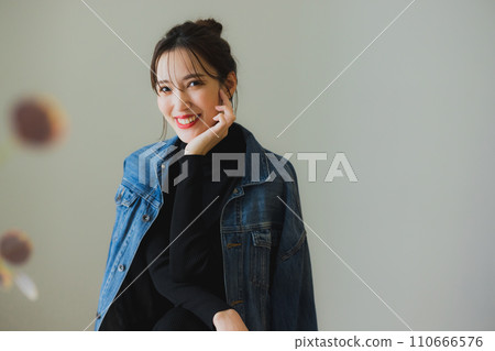 穿著牛仔夾克的女人 110666576