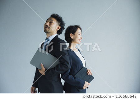 Middle businessmen and women 110666642