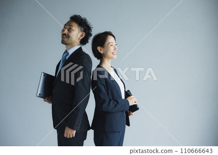 Middle businessmen and women 110666643