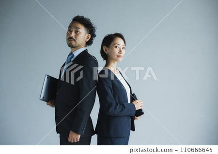 中型商人和女性 110666645