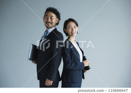 中型商人和女性 110666647