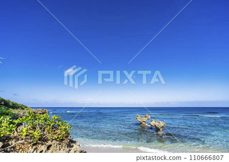 沖繩縣今歸仁村Tinu海灘,漂浮在藍天大海中的心形岩石 沖繩縣今歸仁村Tinu海灘,漂浮在藍天大海中的心形岩石 110666807