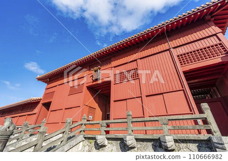 沖繩縣那霸市藍天和首里城鳳神門 沖繩縣那霸市藍天和首里城鳳神門 110666982