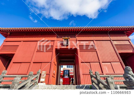 沖繩縣那霸市藍天和首里城鳳神門 沖繩縣那霸市藍天和首里城鳳神門 110666983