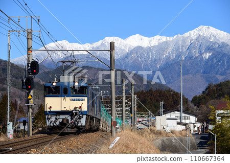 中央阿爾卑斯山脈和 EF64 電力機車牽引貨運列車 中央阿爾卑斯山脈和 EF64 電力機車牽引貨運列車 110667364