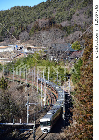 383系列擺式快車在曲線上行駛 383系列擺式快車在曲線上行駛 110667365